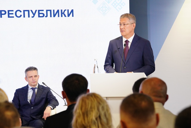 Глава Башкортостана Радий Хабиров наградил передовиков строительной отрасли